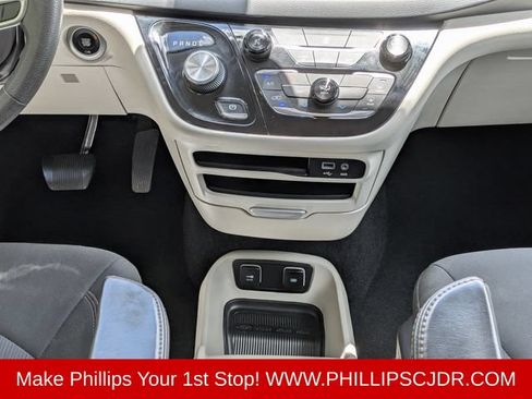 Used 2017 Chrysler Pacifica Touring w/ Tire & Wheel Group FWD image 18