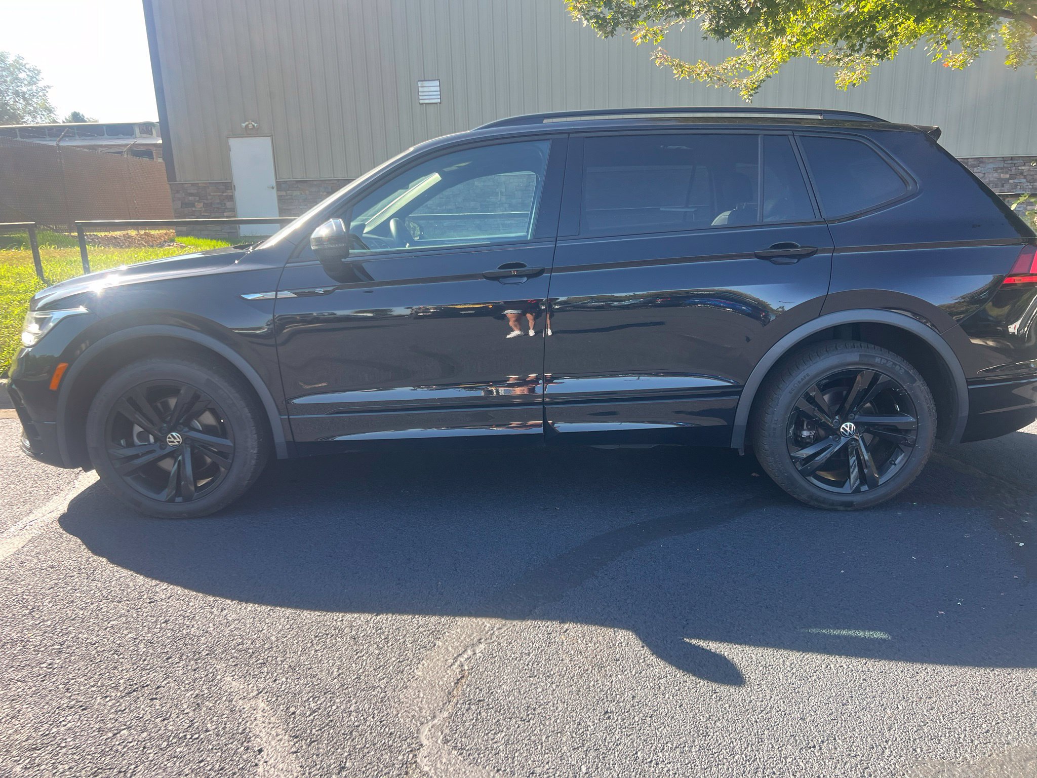 Used 2023 Volkswagen Tiguan SE R-Line AWD/4WD image 9