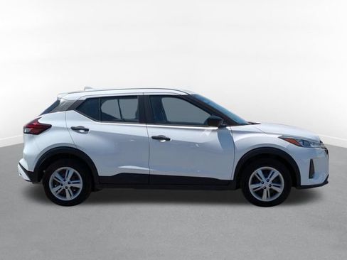 Used 2022 Nissan Kicks S FWD image 2
