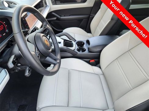 Used 2024 Porsche Cayenne image 8