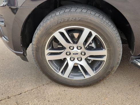 Used 2023 Ford Expedition XLT image 7