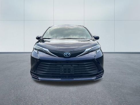 Used 2025 Toyota Sienna LE w/ LE Plus Package image 3