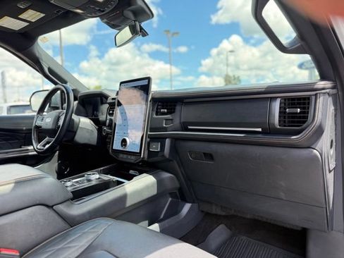 Used 2023 Ford Expedition Platinum AWD/4WD image 16