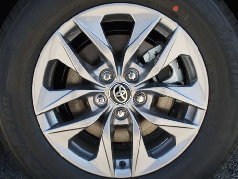Used 2026 Toyota Sienna LE FWD image 9