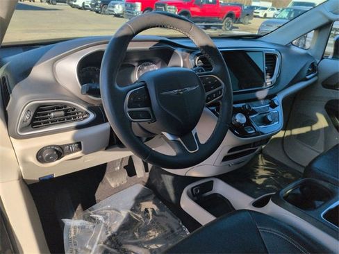 Used 2023 Chrysler Pacifica Touring-L image 21