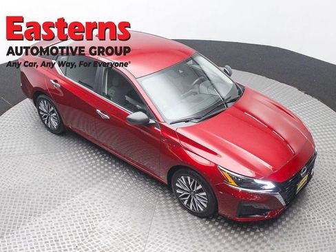 Used 2025 Nissan Altima 2.5 SV FWD image 3