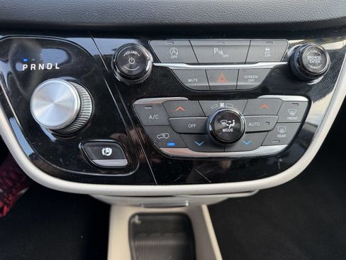 Used 2018 Chrysler Pacifica Touring Plus FWD image 31