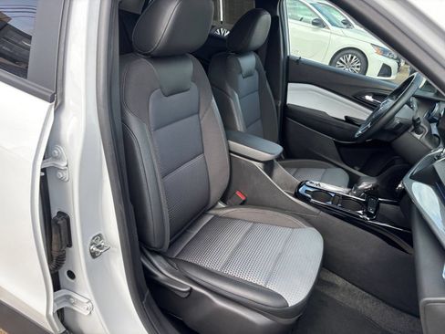 Used 2025 Chevrolet Trax LT w/ LT Convenience Package FWD image 34