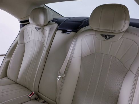 Used 2024 Bentley Flying Spur V8 image 21