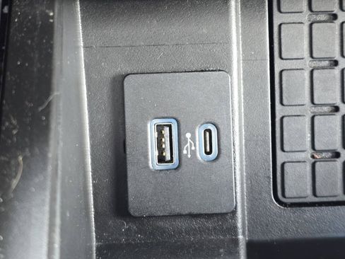 Used 2023 Ford Expedition Limited image 9