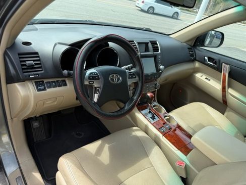 Used 2012 Toyota Highlander Limited w/ Tow Pkg AWD/4WD image 11