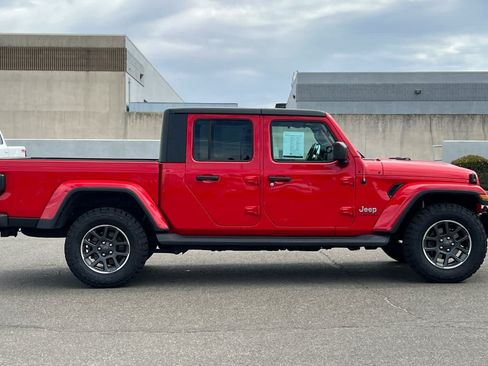 Used 2020 Jeep Gladiator Overland AWD/4WD image 6