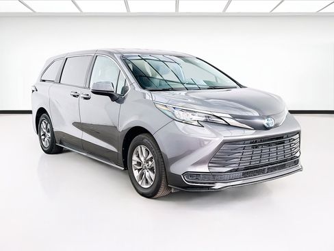 Used 2025 Toyota Sienna LE image 3