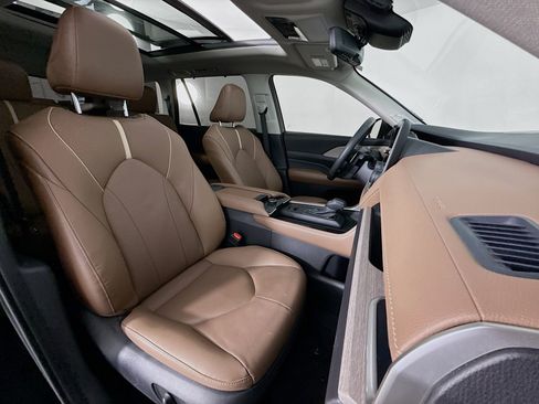 Used 2025 Toyota Grand Highlander AWD image 27