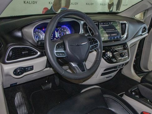 Used 2024 Chrysler Pacifica Touring-L FWD image 5