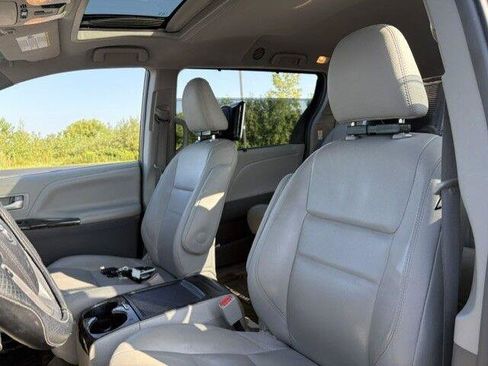 Used 2017 Toyota Sienna XLE w/ XLE Navigation Package AWD/4WD image 7