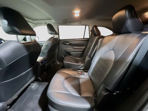 Used 2020 Toyota Highlander XLE image 17