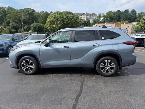 Used 2023 Toyota Highlander XLE AWD/4WD image 3