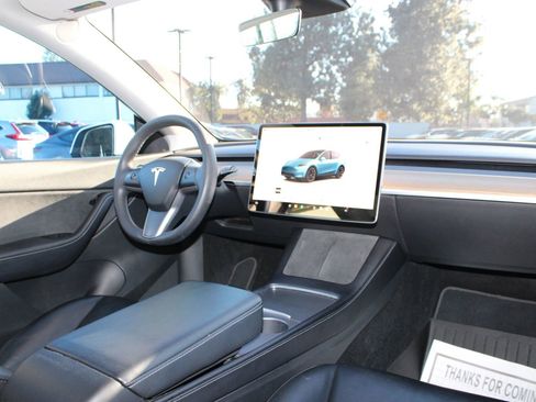 Used 2022 Tesla Model Y Long Range image 23