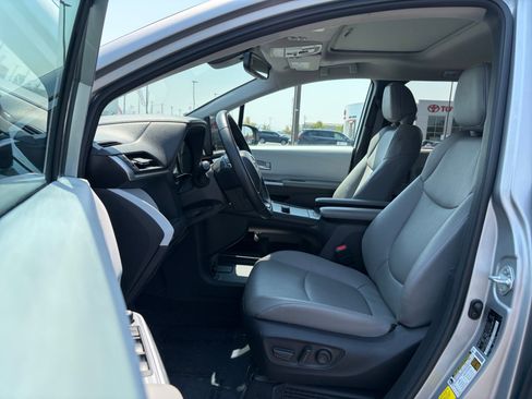 Used 2025 Toyota Sienna XLE FWD image 11