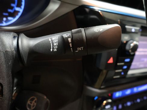 Used 2016 Toyota Corolla L image 35