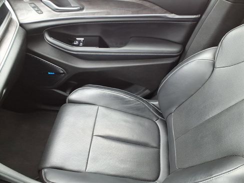 Used 2022 Jeep Grand Cherokee Overland w/ Luxury Tech Group IV image 32