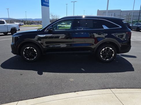Used 2024 Kia Sorento S image 3