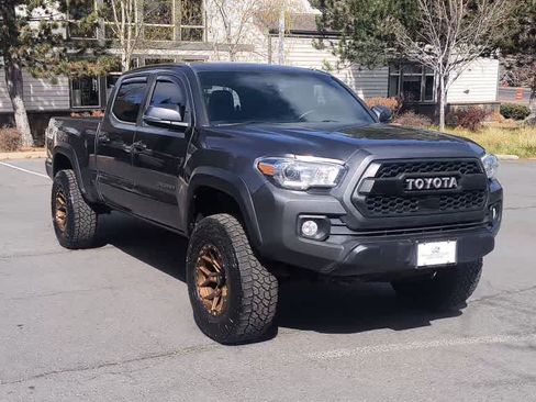 Used 2022 Toyota Tacoma TRD Off-Road image 3