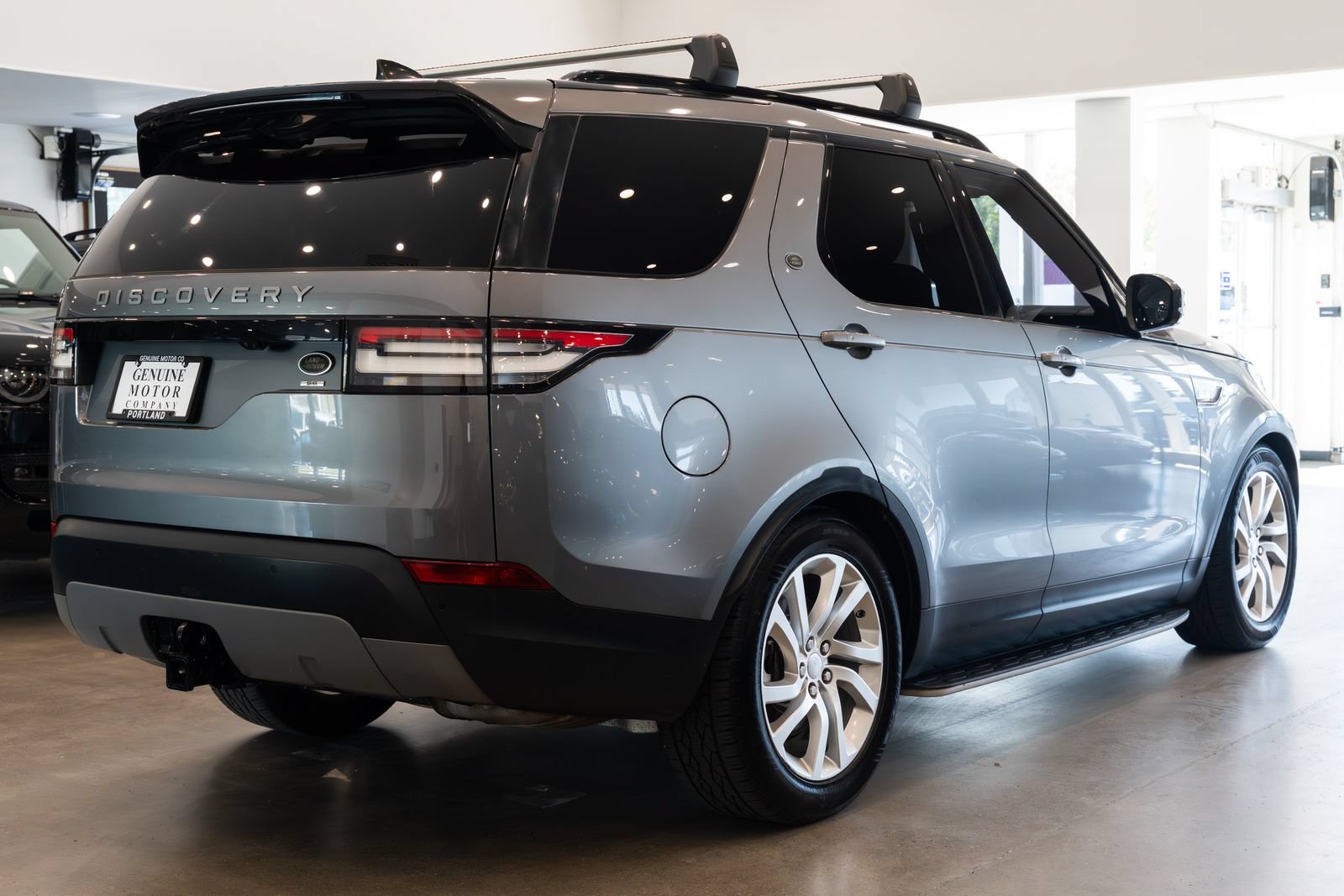Used 2017 Land Rover Discovery SE AWD/4WD image 4