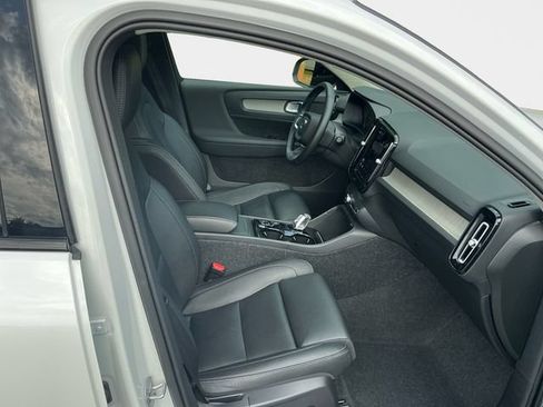Used 2025 Volvo XC40 B5 Plus AWD/4WD image 16