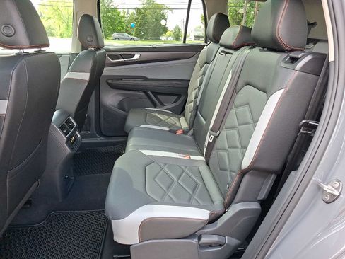 Used 2025 Volkswagen Atlas Peak Edition SE AWD/4WD image 8