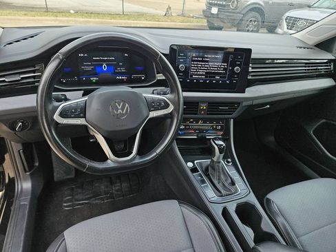 Used 2025 Volkswagen Jetta SE FWD image 16