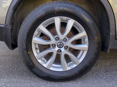 Used 2017 Nissan Rogue SV w/ SV Premium Package AWD/4WD image 13