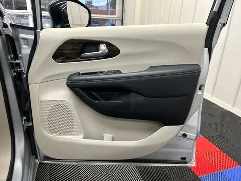 Used 2024 Chrysler Pacifica Limited FWD image 21