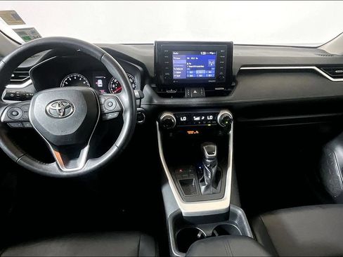 Used 2020 Toyota RAV4 XLE Premium FWD image 11