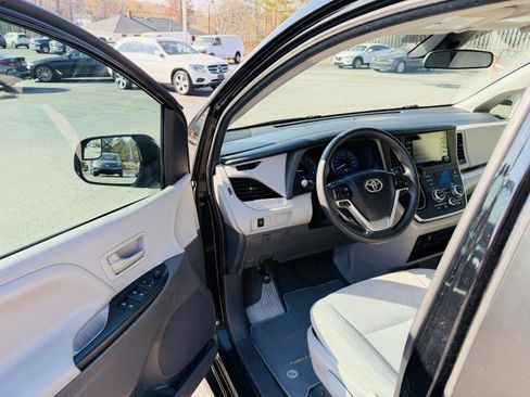 Used 2020 Toyota Sienna L image 10