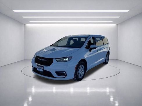 Used 2023 Chrysler Pacifica Touring-L image 3