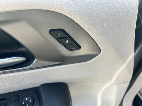 Used 2023 Chrysler Pacifica Touring-L FWD image 17