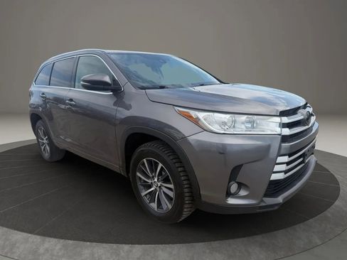 Used 2018 Toyota Highlander XLE FWD image 3
