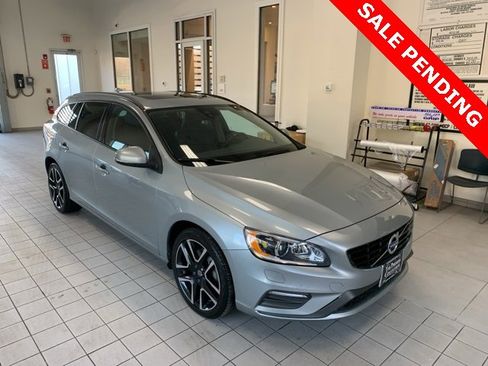 Used 2018 Volvo V60 T5 Dynamic w/ Vision Package image 3