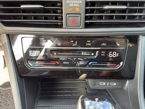 Used 2025 Volkswagen Jetta SE w/ Sunroof Package image 17