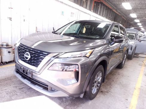 Used 2023 Nissan Rogue S image 2