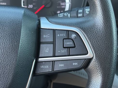 Used 2022 Toyota Highlander L FWD image 17