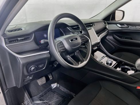 Used 2023 Jeep Grand Cherokee Laredo AWD/4WD image 9