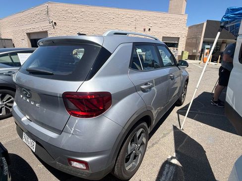 Used 2025 Hyundai Venue SEL FWD image 3