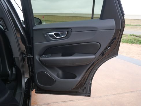 Used 2019 Volvo XC60 T5 Momentum w/ Protection Package Premier image 9