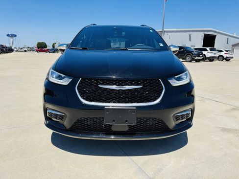 Used 2024 Chrysler Pacifica Pinnacle w/ Trailer Tow Group AWD/4WD image 45
