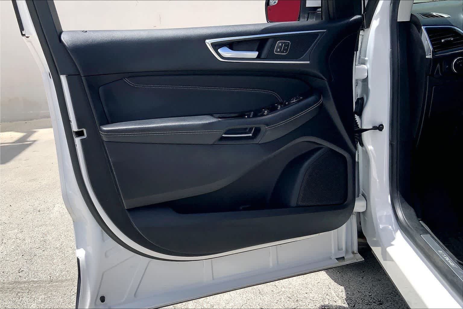 Used 2018 Ford Edge Titanium w/ Equipment Group 301A FWD image 27