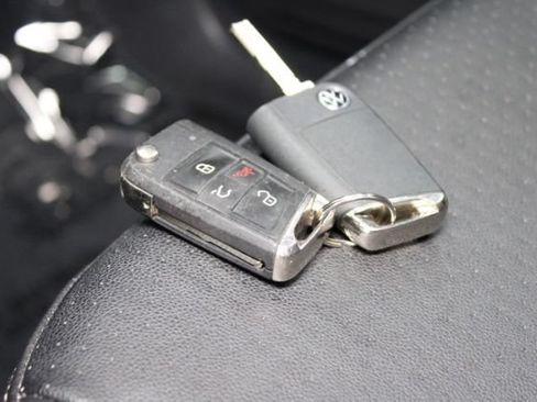 Used 2021 Volkswagen Tiguan SE w/ Panoramic Sunroof Package FWD image 12