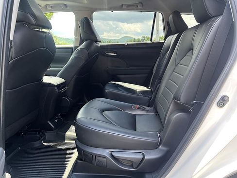 Used 2023 Toyota Highlander XLE AWD/4WD image 12